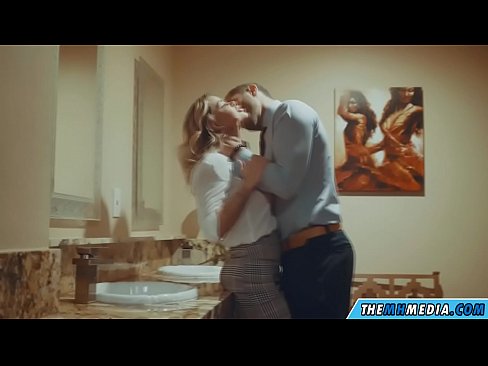 ❤️ Ko vas prsata blondinka zapelje na javnem stranišču ️ Pravi pornič pri nas